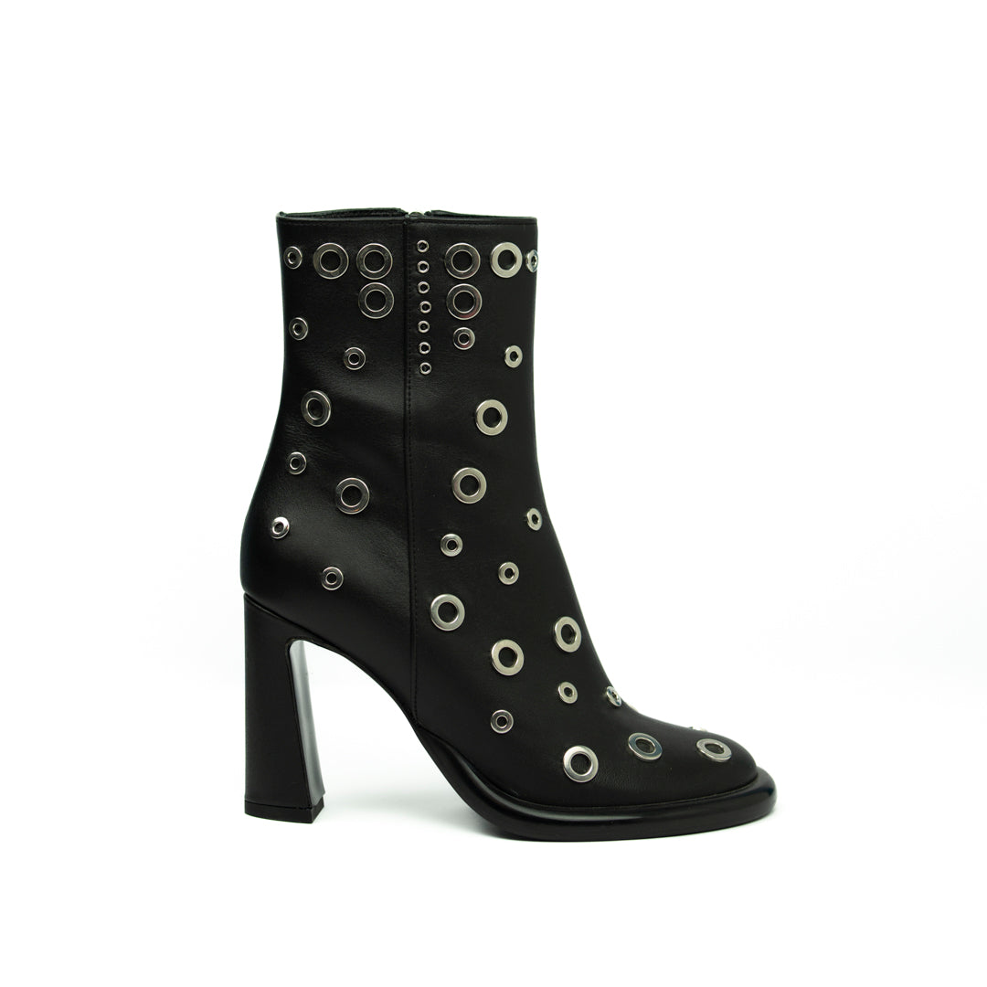 STIVALETTO CON APPLICAZIONE DI BORCHIETTE